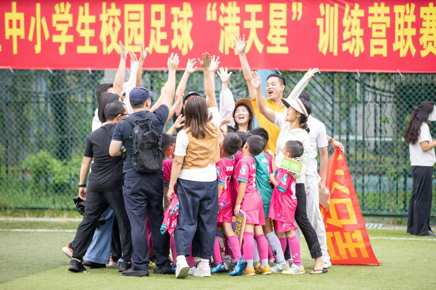 2026 区赛男子甲组赛后庆祝。